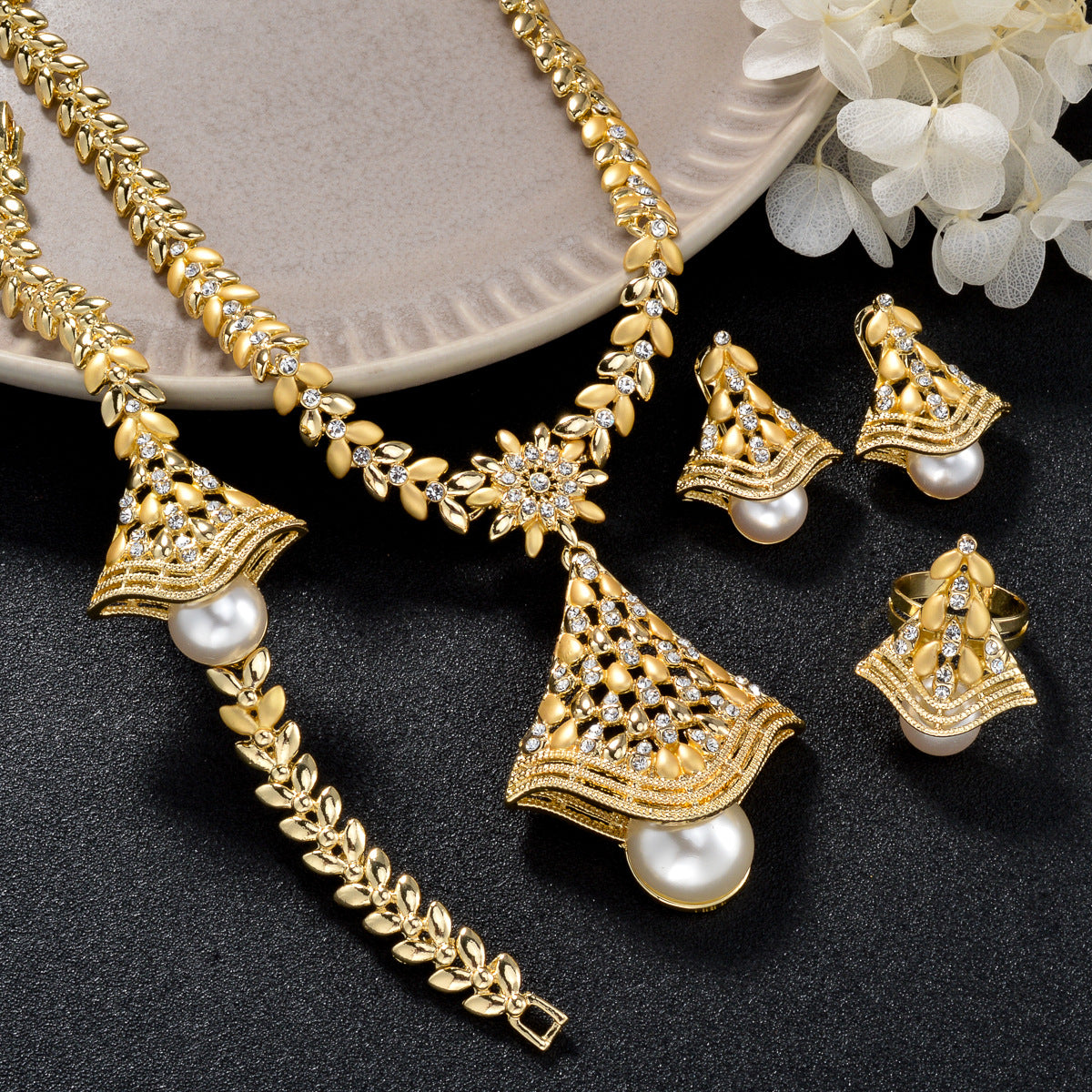 Buy Jewelry 18K Gold-Plated Leaf Necklace online at Fashionner.