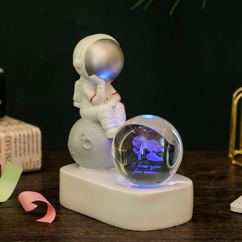 Veilleuse Lumineuse en Résine Créative avec Boule en Cristal et Astronaute