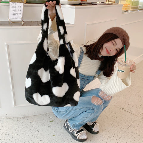 Sac à bandoulière large en peluche motif cœur pour femme