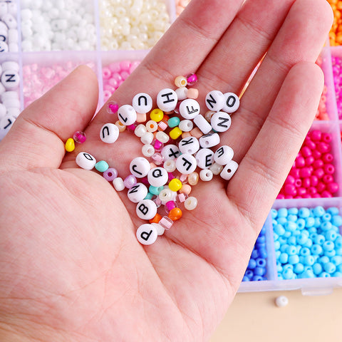 Collier fait main en perles de riz de verre et perles lettres colorées