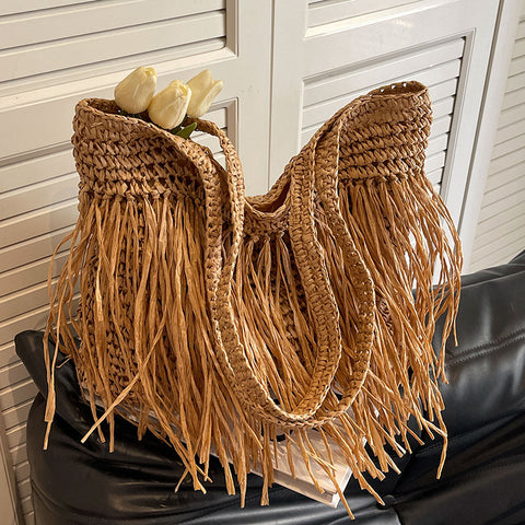 Sac à bandoulière tressé en paille pour femme avec pompon grande capacité