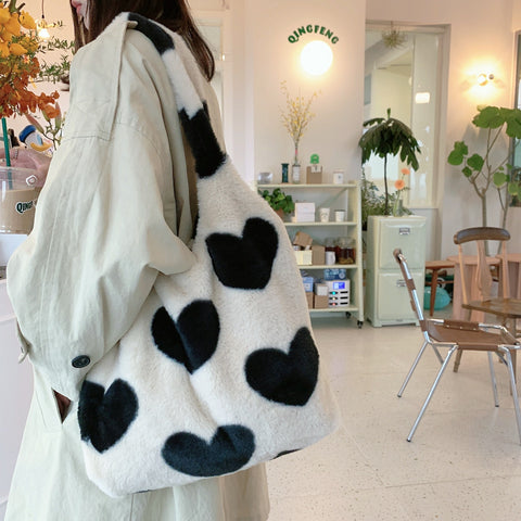 Sac à bandoulière large en peluche motif cœur pour femme