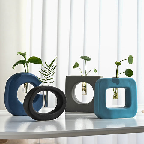 Aménagements d'intérieur nordiques avec placements de fleurs hydroponiques géométriques