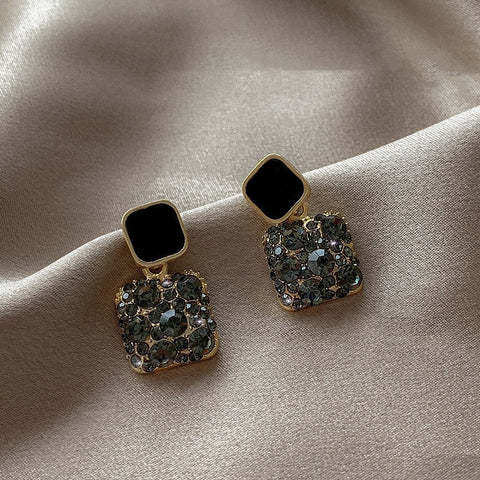 Boucles d'oreilles clous géométriques en forme de cube orné de strass, tendance et élégantes