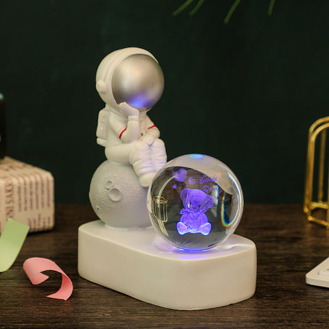 Veilleuse Lumineuse en Résine Créative avec Boule en Cristal et Astronaute
