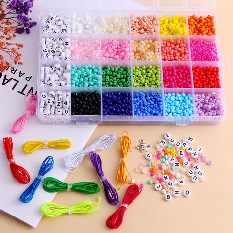 Collier fait main en perles de riz de verre et perles lettres colorées