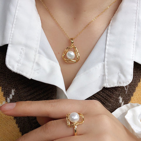 Buy Simple And Exquisite Freshwater Pearl Necklace Suit online at Fashionner.