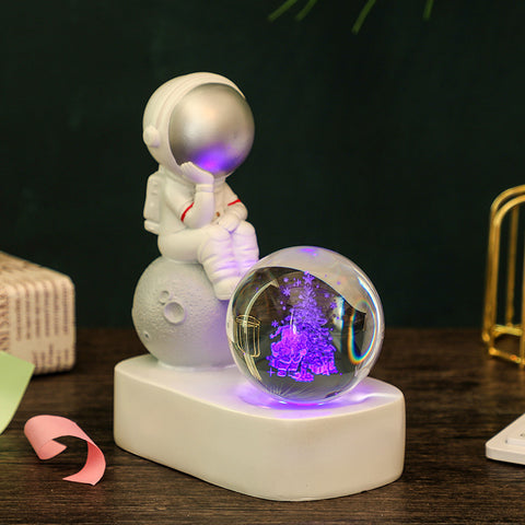 Veilleuse Lumineuse en Résine Créative avec Boule en Cristal et Astronaute