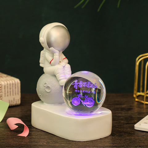 Veilleuse Lumineuse en Résine Créative avec Boule en Cristal et Astronaute