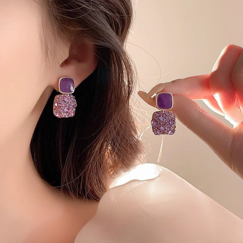 Boucles d'oreilles clous géométriques en forme de cube orné de strass, tendance et élégantes