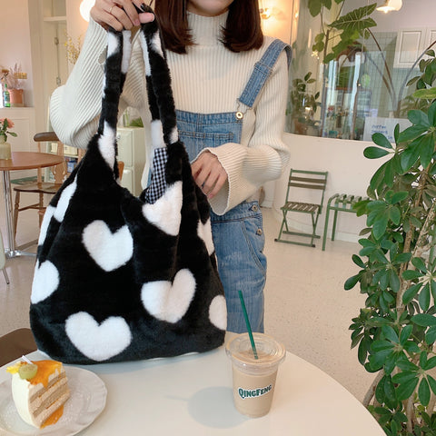 Sac à bandoulière large en peluche motif cœur pour femme