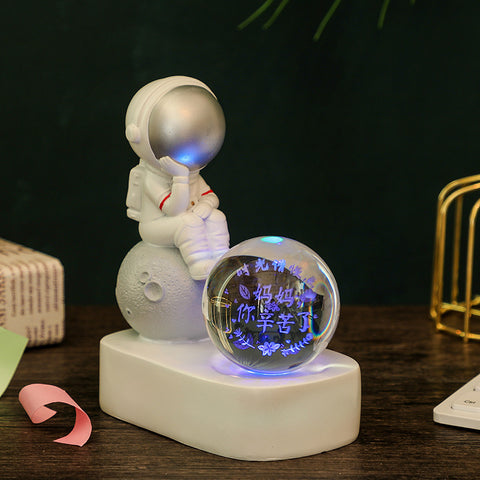 Veilleuse Lumineuse en Résine Créative avec Boule en Cristal et Astronaute