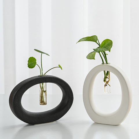 Aménagements d'intérieur nordiques avec placements de fleurs hydroponiques géométriques