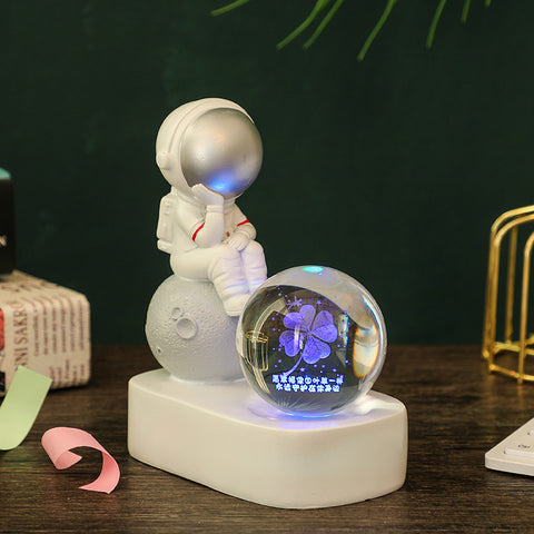 Veilleuse Lumineuse en Résine Créative avec Boule en Cristal et Astronaute