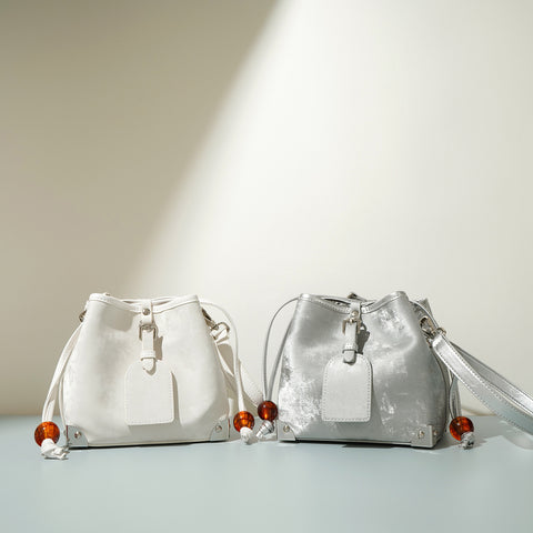 Nouveau Sac Bandoulière Asymétrique en Cuir Satiné Chinois