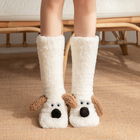 Chaussettes de sol mignonnes en forme de chien de dessin animé chaussettes en peluche antidérapantes chaudes d'hiver pour femmes
