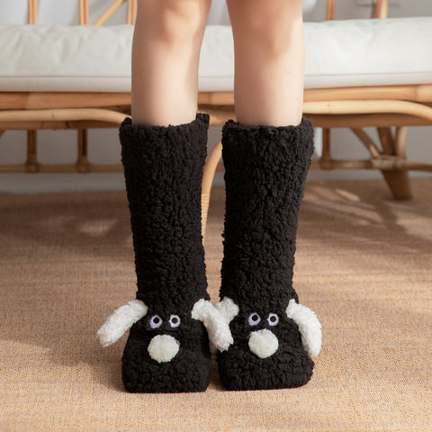 Chaussettes de sol mignonnes en forme de chien de dessin animé chaussettes en peluche antidérapantes chaudes d'hiver pour femmes